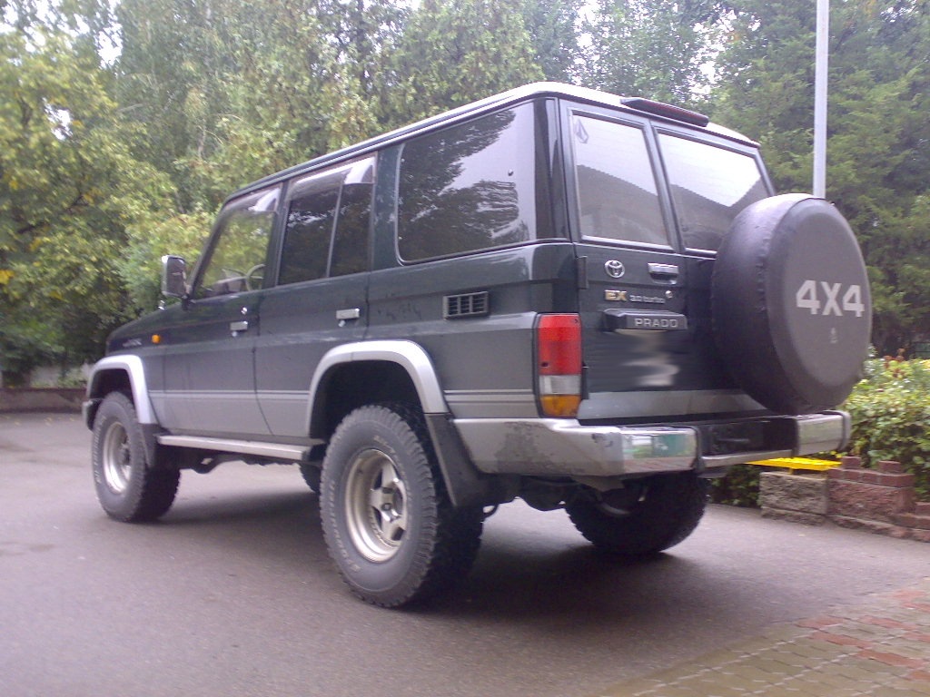 The spare tire is covered - Toyota Land Cruiser Prado 30 L 1993