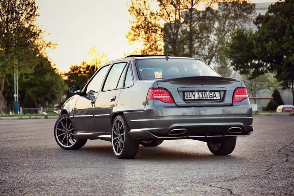 Дэу нексия внутри салона. cadda85s 960. Дэу нексия внутри салона фото. Дэу нексия внутри салона-cadda85s 960. картинка Дэу нексия внутри салона. картинка cadda85s 960. Осень окончательно закончилась, а жаль. После того, как был земенён радиатор отопителя я выждал несколько дней и убедился, что ничего из печки не течёт более. То есть ничего более не мешает собрать салон. Пора заканчивать ездить с ковриками на металле. На улице уже не лето, снежок уже небольшой есть, а будет ещё больше, и будет он таять. И, казалось бы, такое пустяковое дело — собрать полы салона, но эта машина подкинула сюрпризов, на которые мне стоит обратить внимание, чтобы потом не забыть. Поэтому фото проблемных мест полежат тут.
