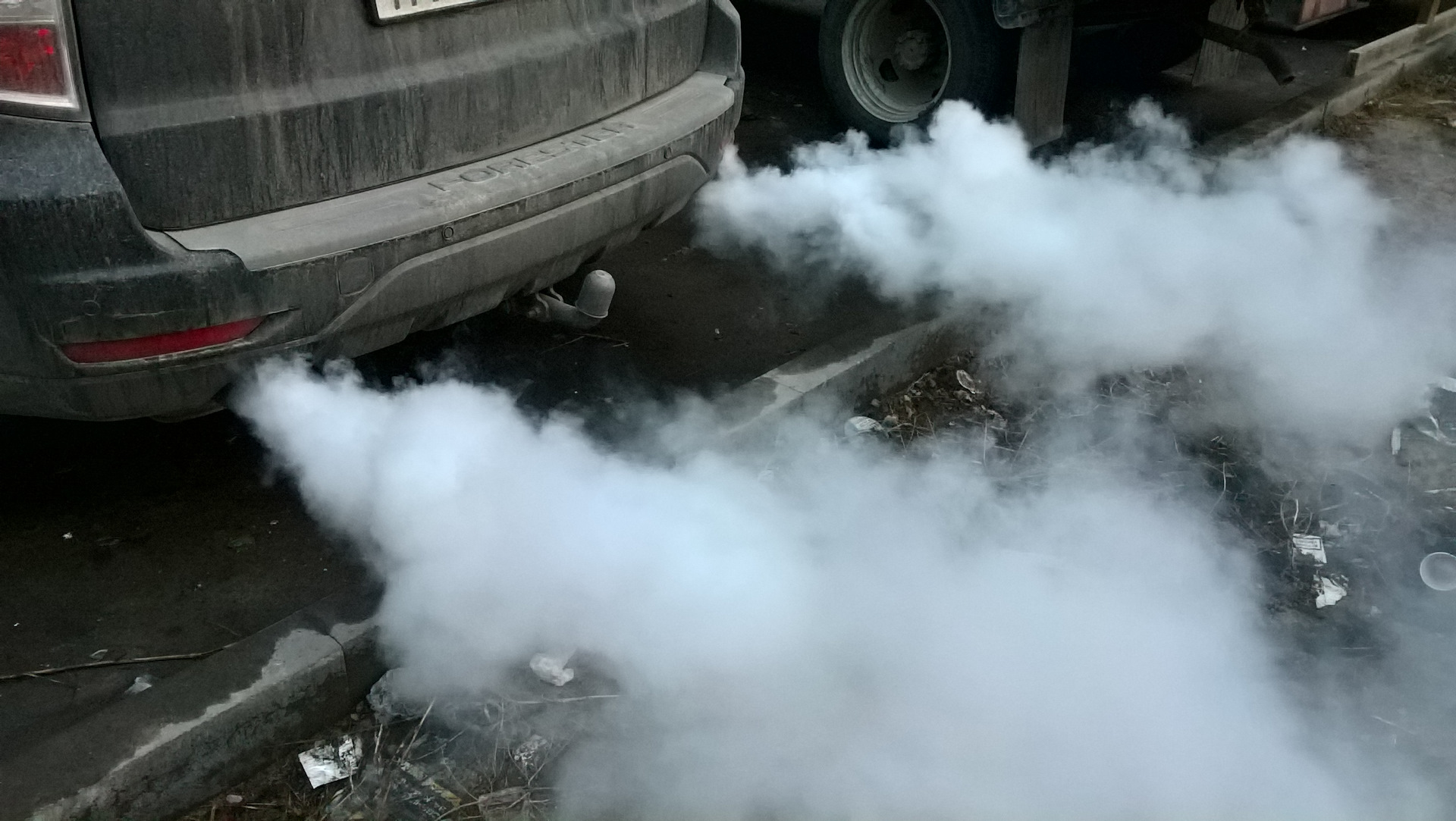 Дымит двигатель после капиталки синим дымом при нажатии на газ