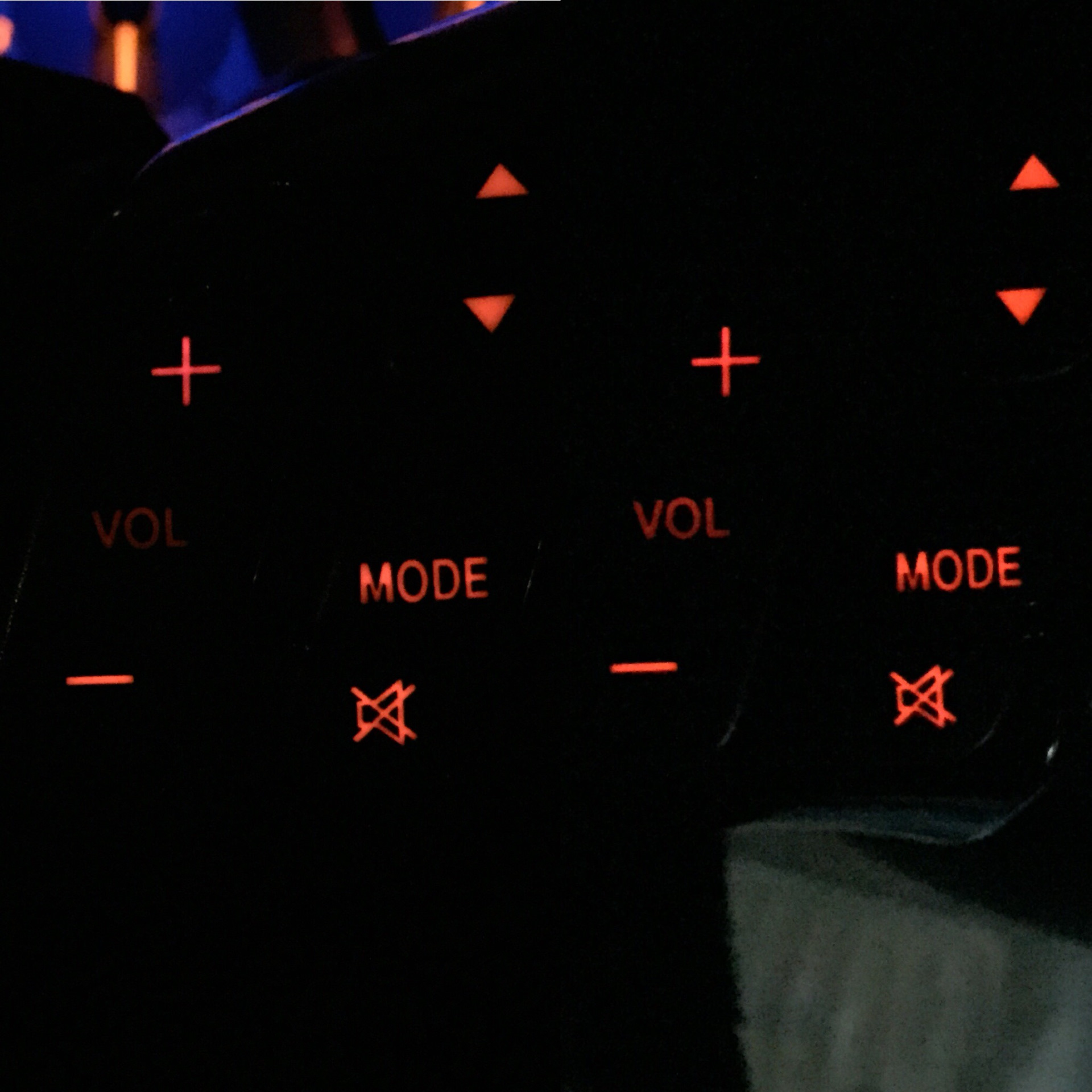 Доработка подсветки. Mazda gg подсветка кнопок. Панель управления магнитолы задних пассажиров. Подсветка кнопок на магнитоле Тойес на фокус 3. Подсветка кнопок управления Мазда СХ-5 ночное время.
