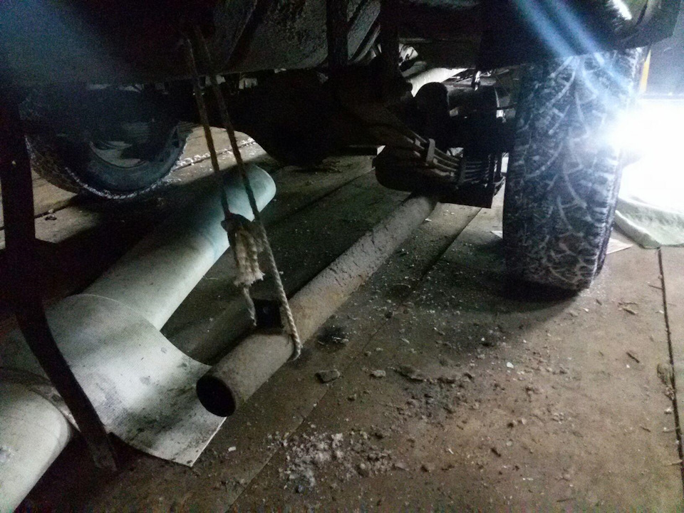 При замене сцепления, для свободного снятия "колокола" необходимо ...