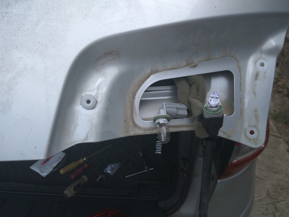 Замена лампы в задней ПТФ Рено Колеос - Renault Koleos (1G), 2,5 л, 2012 года эл