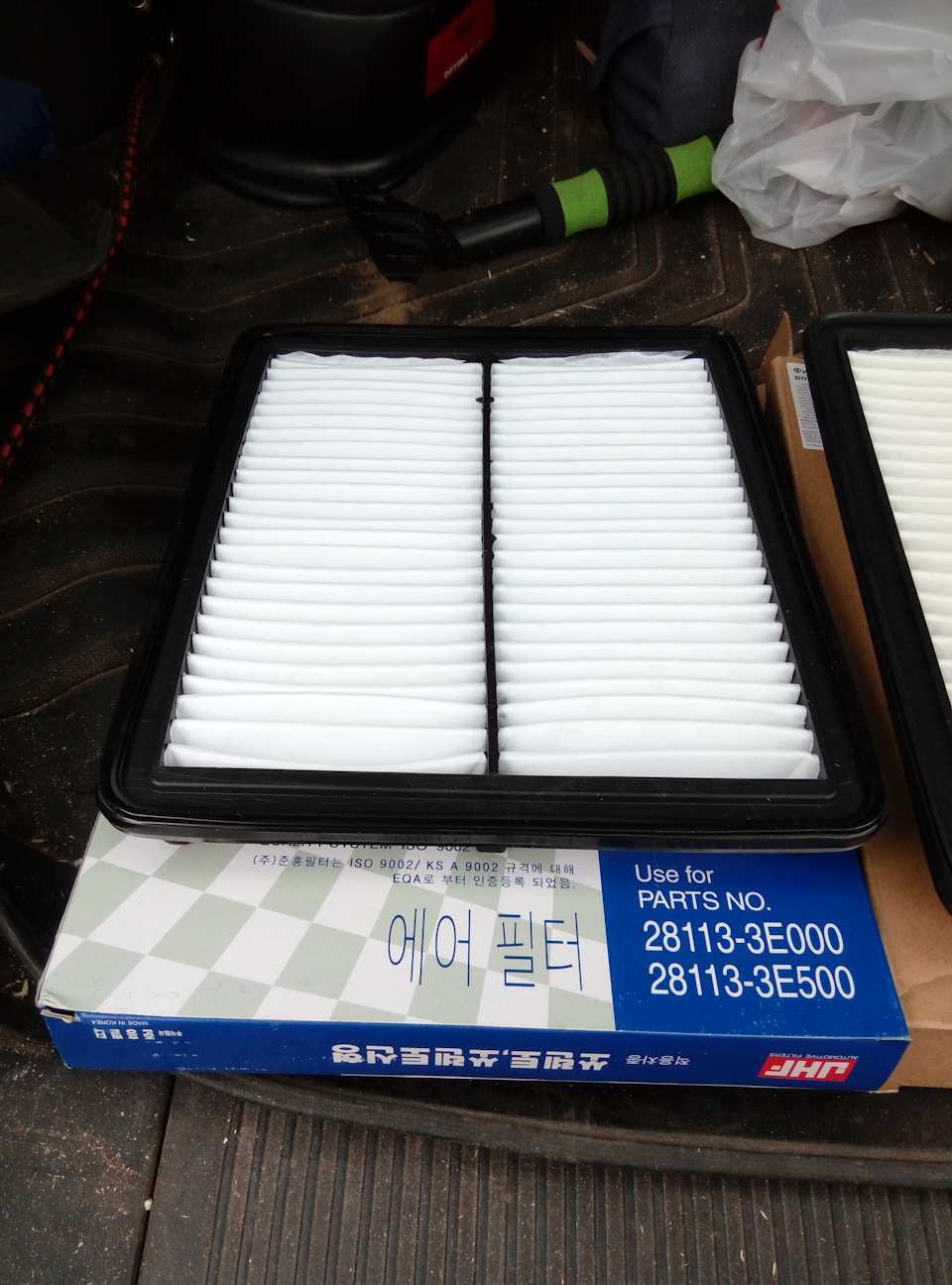 Уплотнительная резинка Очень! мягкая(можно сказать дряблая ;) ) ставить с осторожностью. К фильтрующему элементу претензий нет. — KIA Sorento (1G). Запчасти на фото: 9002K5, A9002