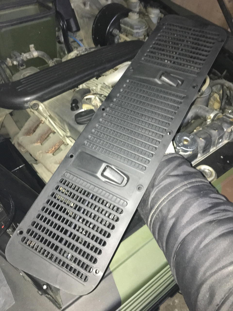 Новая решетка воздушного отопителя, новые форсунки омывателя — Mercedes ...