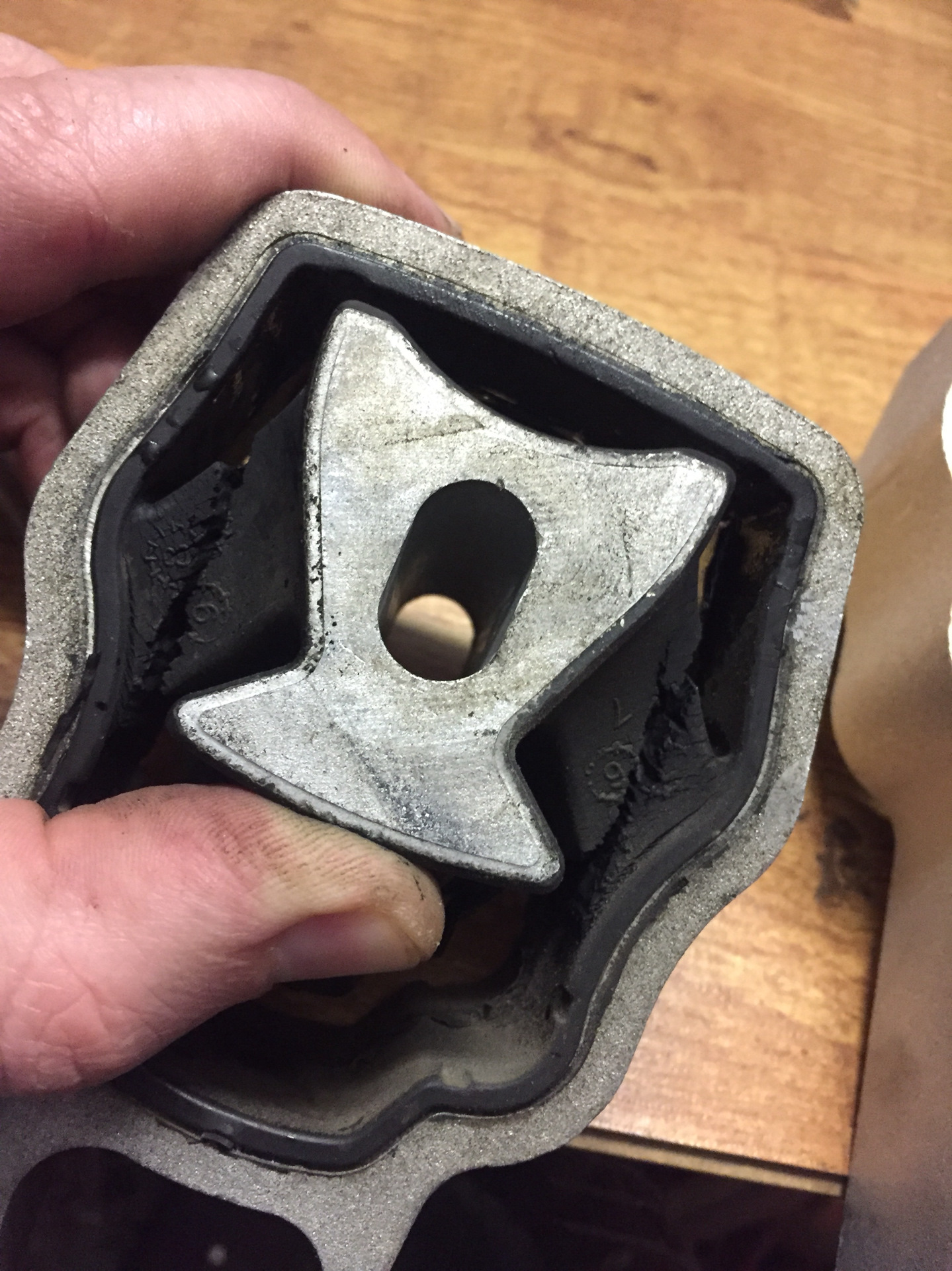 Омега б подушка двигателя. Изношенный подушка двигателя. Признаки неисправной подушки двигателя. Гидроопора двигателя устройство. Гидроопора двигателя на ваз 2107.