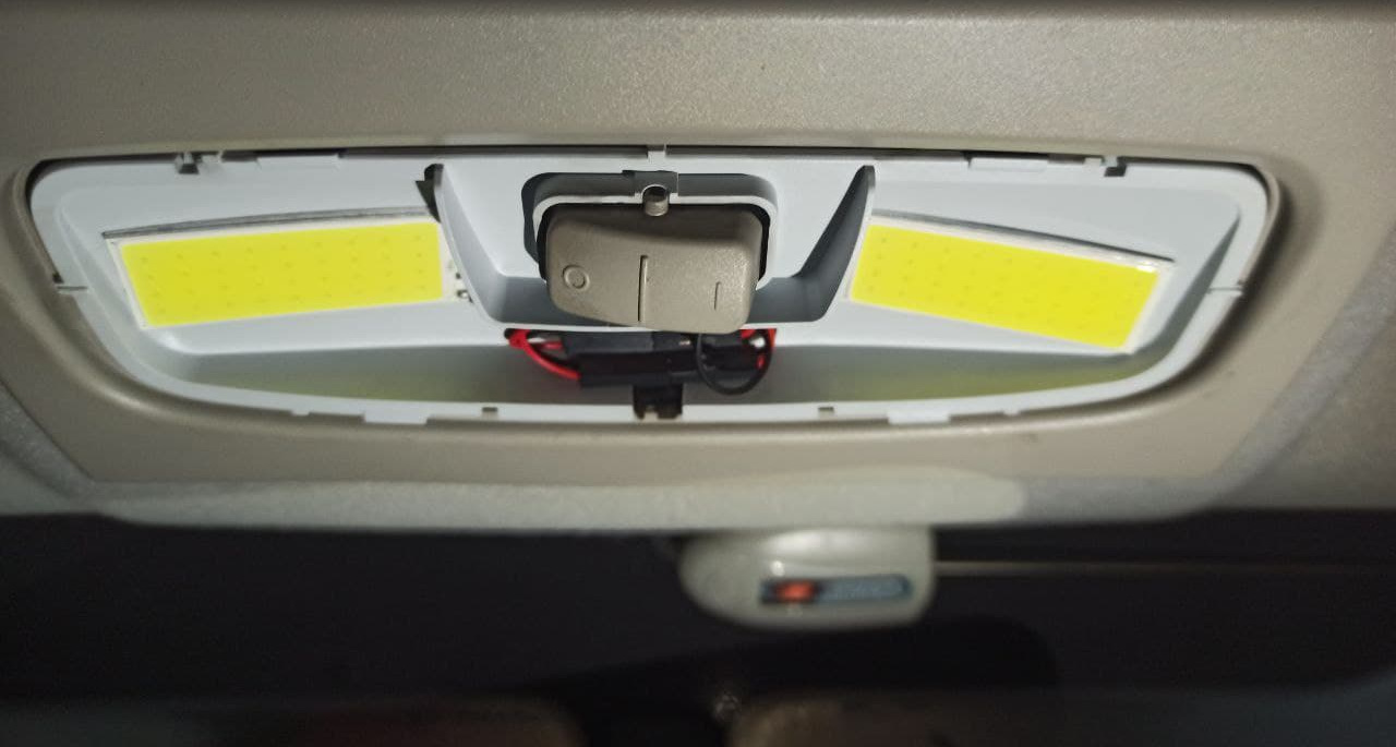 Замена лампочки освещения салона с Т10 на светодиодные плашки — Ford ...