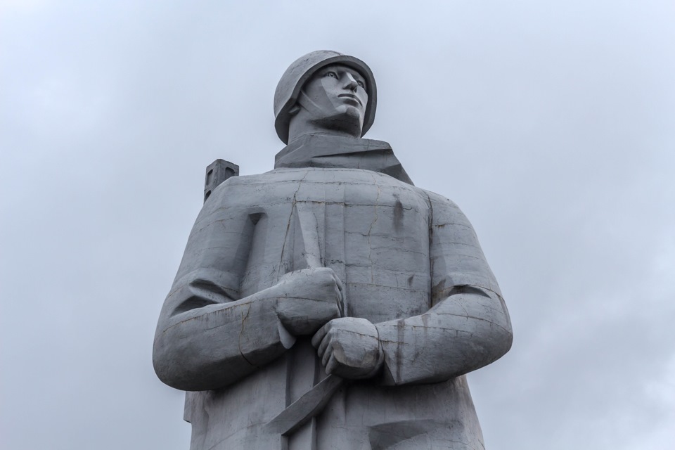 Где находится памятник алеше. Памятник Алеши Поповича в Мурманске. Памятник Алеше в Мурманске история. Монумент Алеша в Мурманске черно белый. Памятник Алеше рисунок.