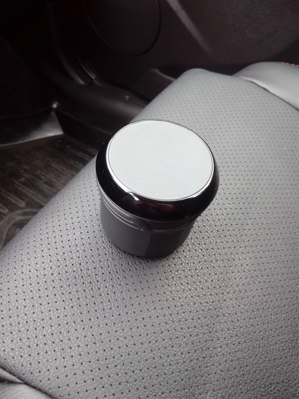 Пепельница — Lada Гранта лифтбек, 1,6 л, 2015 года | аксессуары | DRIVE2