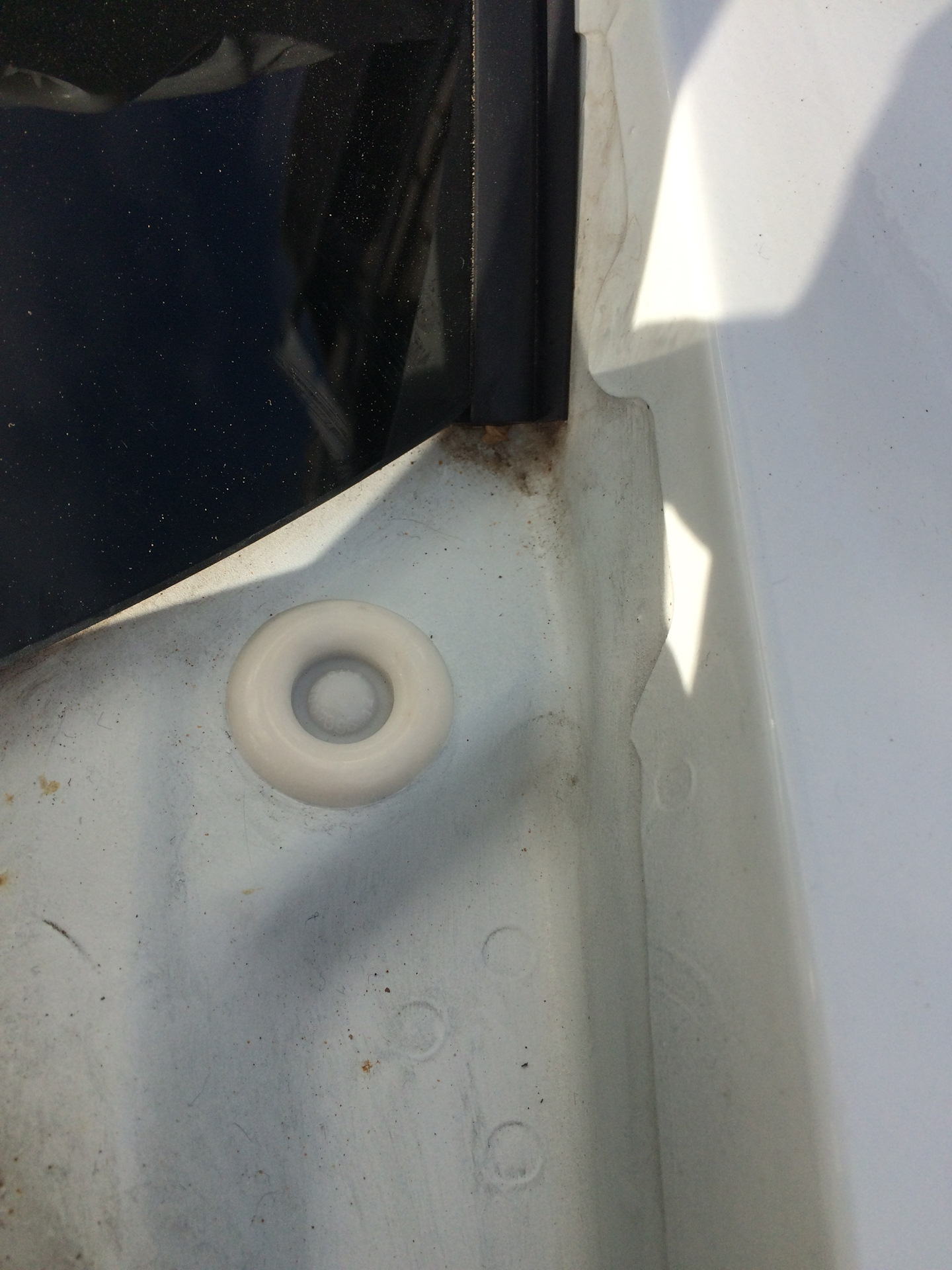 Вода в карманах багажника — Lada Приора седан, 1,6 л, 2012 года ...