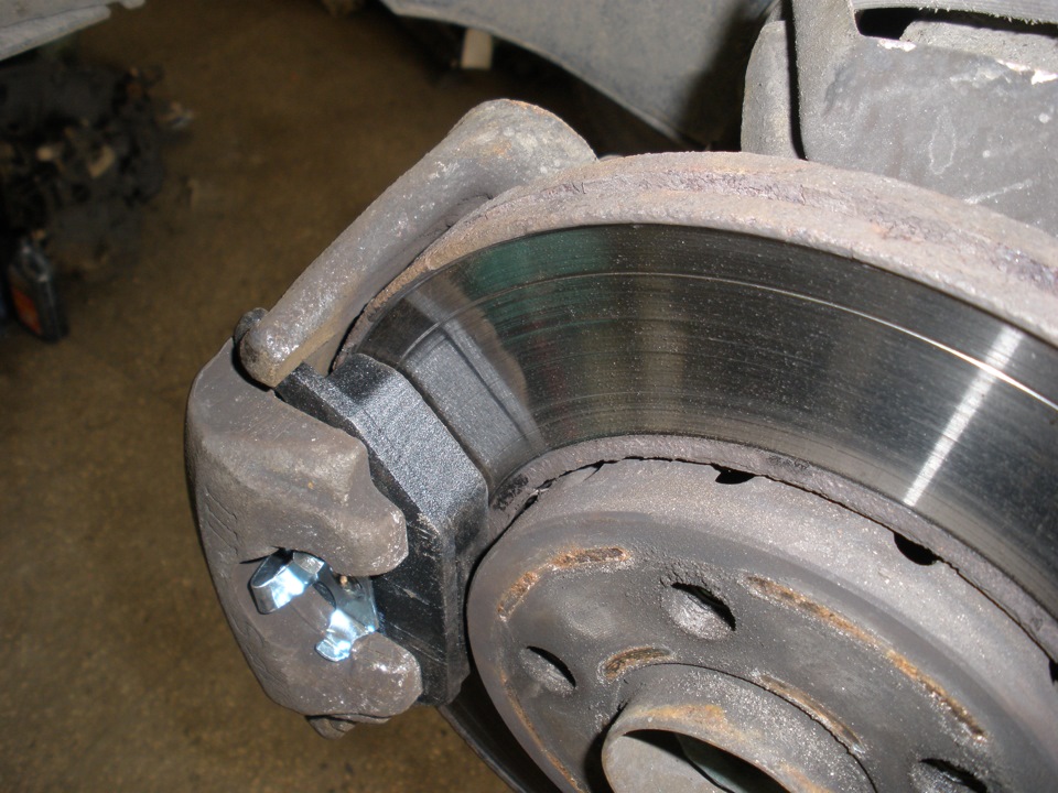 Тормозные диски и колодки. Задние тормоза рено дастер. Тормозные колодки скрипят. Почему новые колодки. Почему новые колодки.