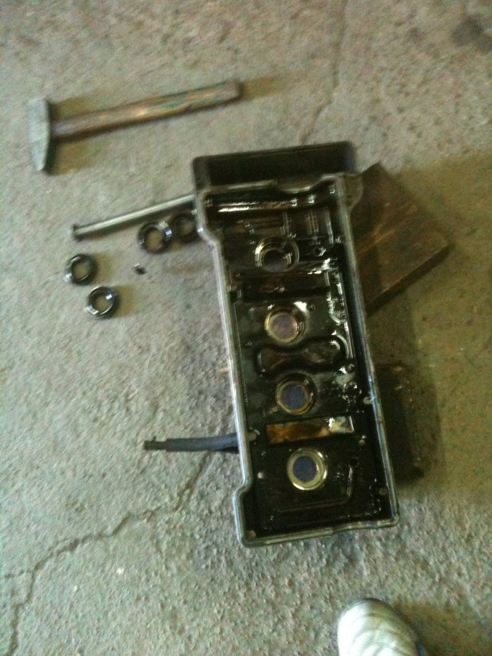 Убираем протеки в свечные колодцы — Toyota Corolla (100), 1,5 л, 1992 ...