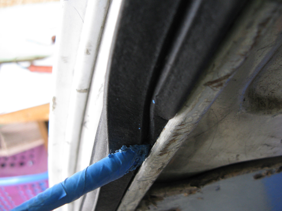 Целый уплотнитель становится довольно плотно, сначала заводим уплотнитель во внутреннюю часть паза, где сделан загиб, затем заталкиваем уплотнитель с внешней части — Volkswagen Transporter T3