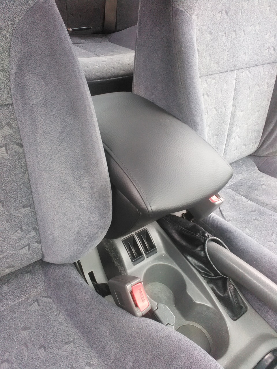Удобный подлокотник — KIA Spectra, 1,6 л, 2008 года | аксессуары | DRIVE2