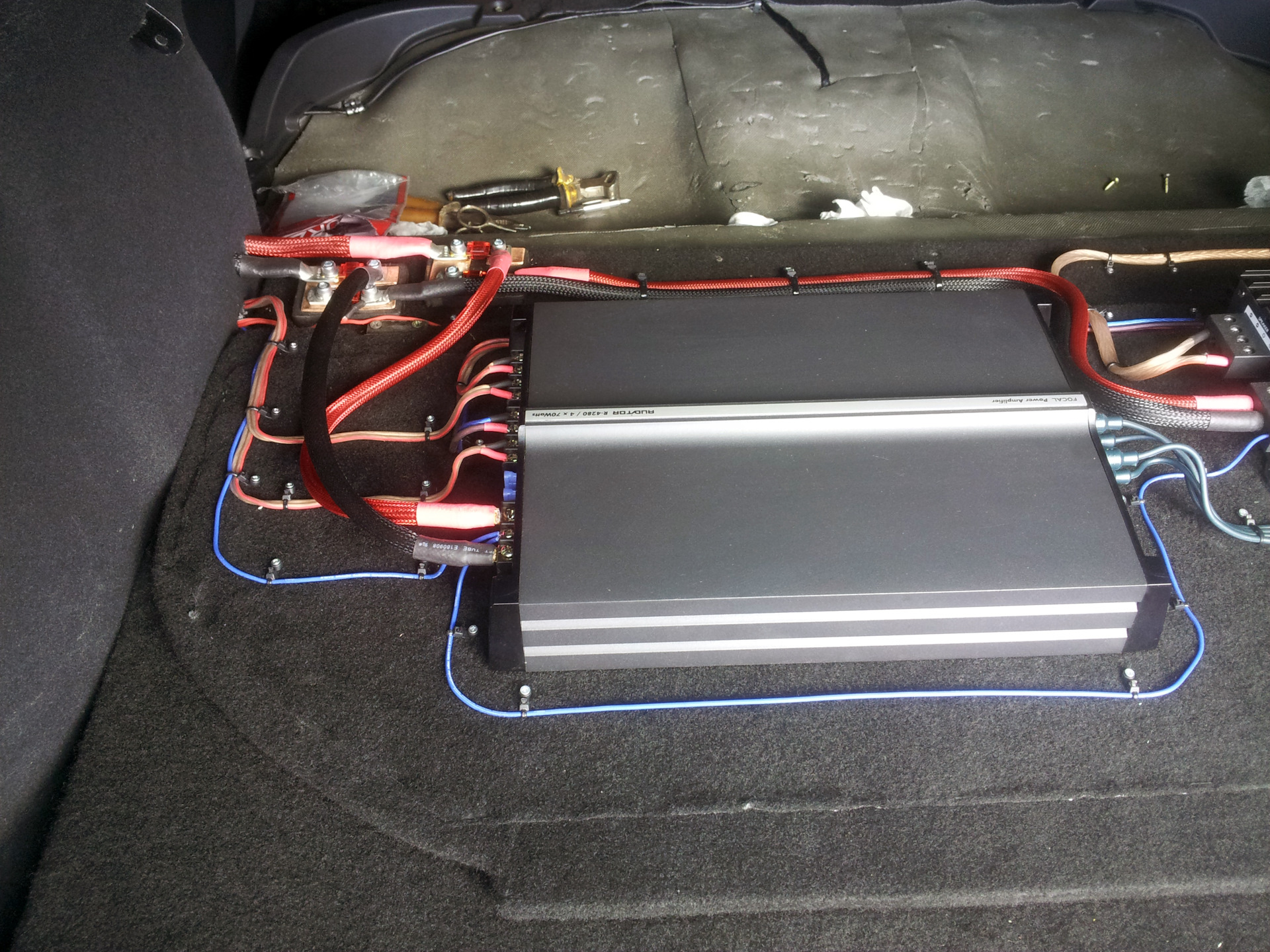 Моноблок атом и 4 канальный усилитель на спину стдения. Подключение усилителя и моноблока. 2 усилителя ваз 2106. Дистрибьютер для усилителей прайд на 2 усилителя. Machete mla-4120 в машине.