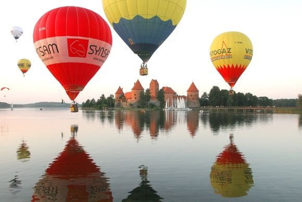 Гонка на воздушных шарах. Воздушный шар. Воздушный шар Литва. Воздушные шары над Вильнюсом. Вильнюс и воздушный шар.