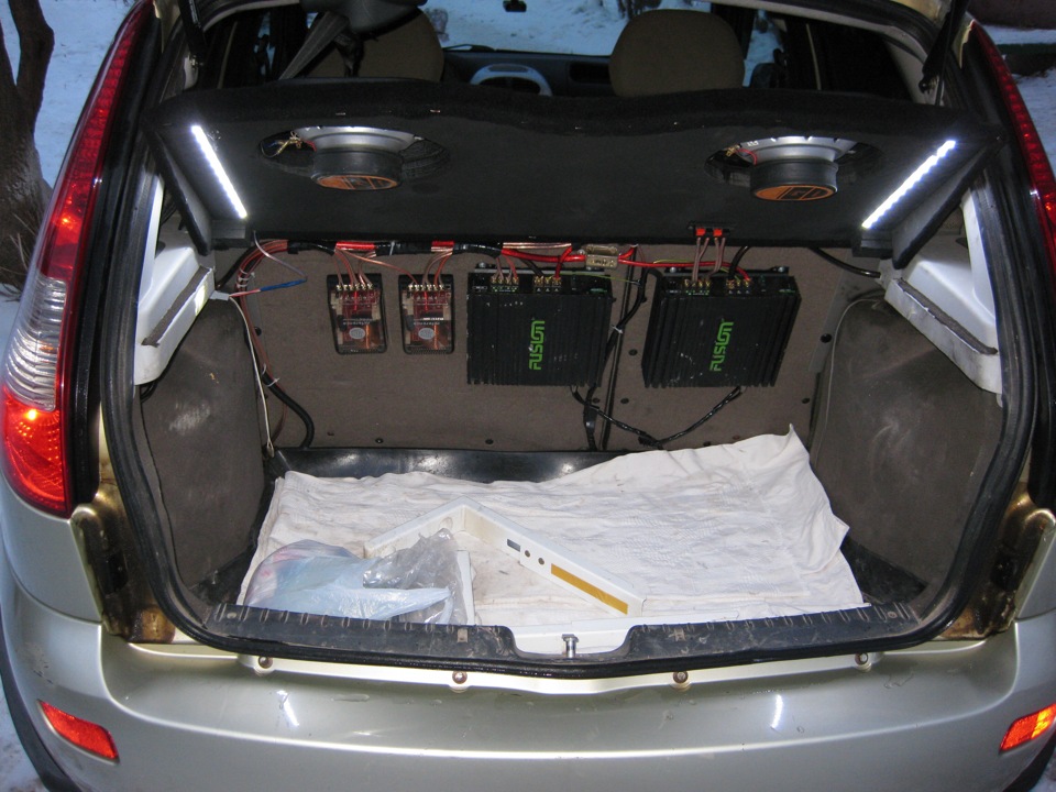 Задний багажник калина универсал. Багажник автозвук Калина хэтчбек. Динамики в багажник Калина 1 хэтчбек.