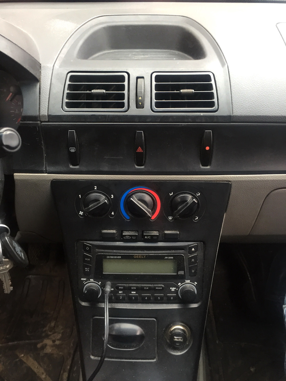 Демонтаж пластика в центре торпедо, замена кнопок и воздуховодов ...