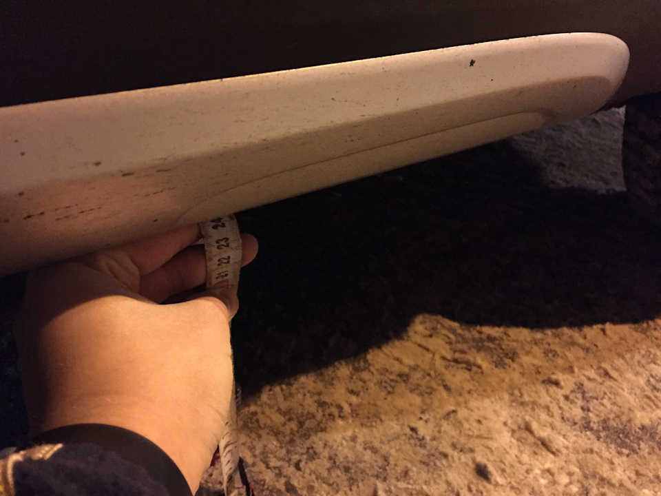 Начнём со старика yeti, 24 симподий порогом, причём я думал доп опция накладок как то скрадывает высоту, но нет, они очень хитро поставлены. Как минус — видел как выглядят эти пороги после контакта с чем то, очень ужасно, только менять, у бмв может быть они и не пострадают(кроме трещин на лаке), хз — BMW 2 series Active Tourer (F45)