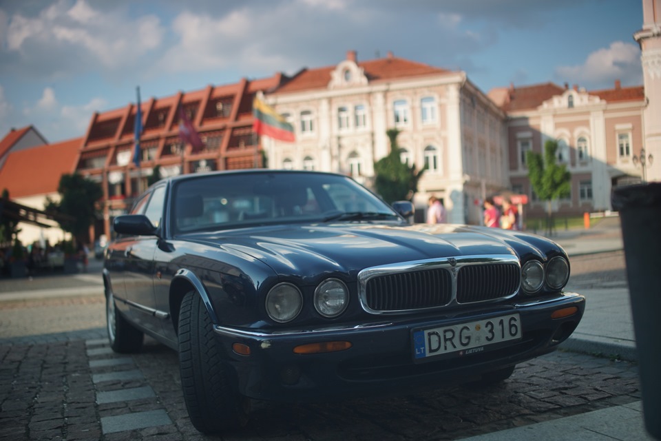 Girl coffee and the auto-Moto-horses in the centre of Vilnius