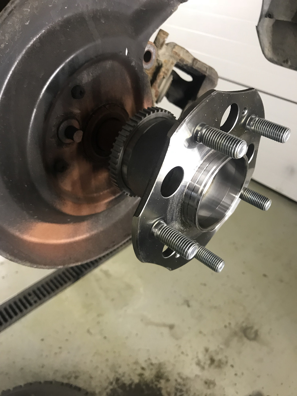 Замена подшипника ступицы, замена выпускного коллектора проточка ...