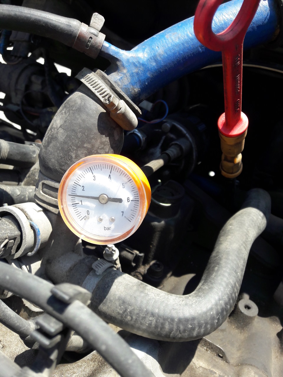 Как замерить давление масла в двигателе. Замер давления топлива Passat b3 Rp. Датчик давления масла Пежо 207. Замер давления масла Пассат б5 1.8 турбо. Адаптер для замера давления масла в двигателе 271.