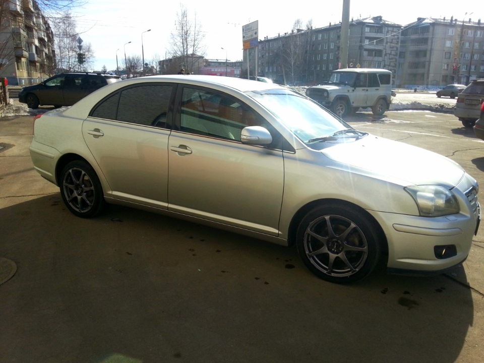 Toyota Avensis rays r17