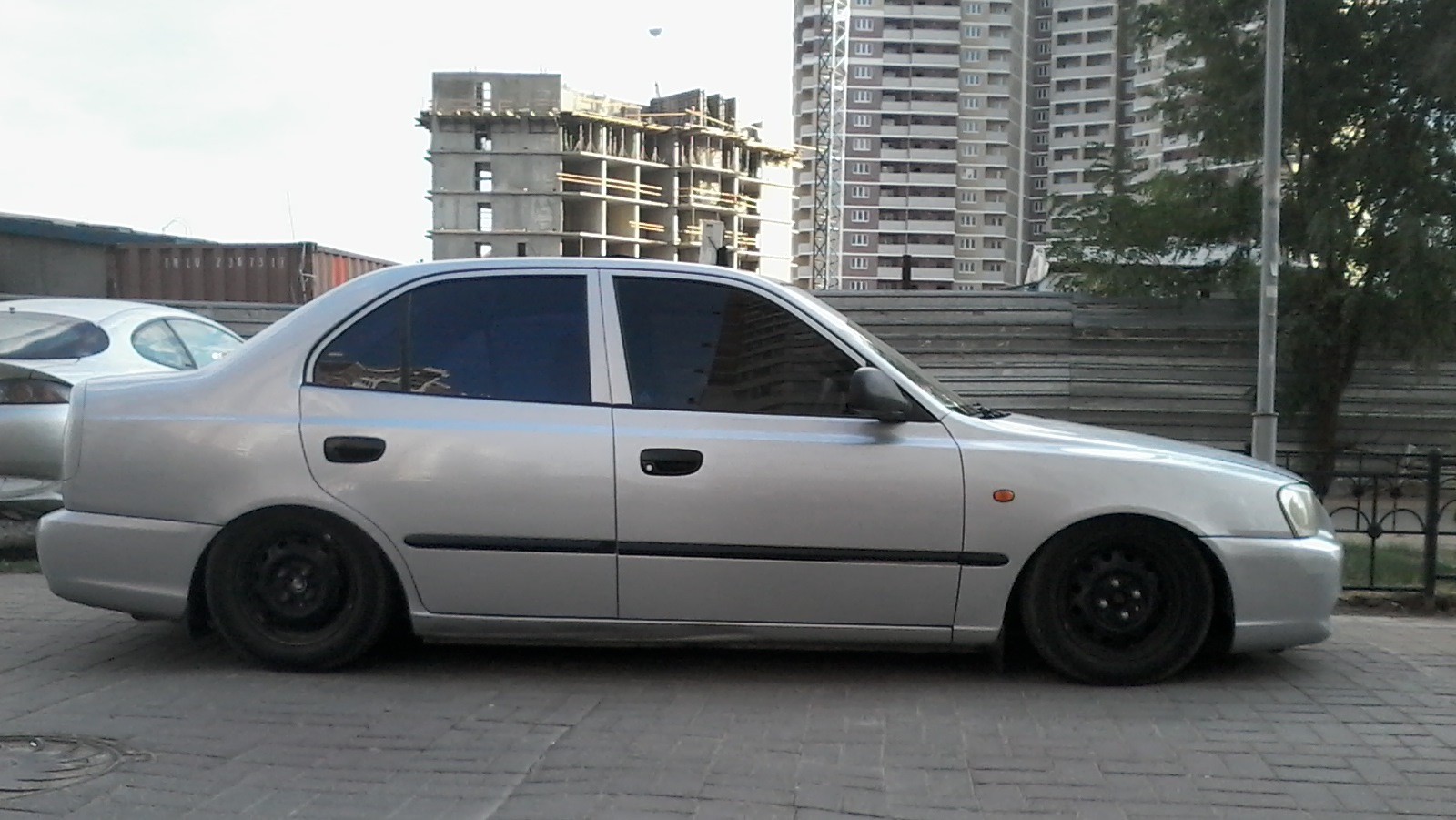 Hyundai accent на 17 воссенах. Акцент на что то это. Hyundai accent 2002. Hyundai accent sport. Хендай акцент на пневме.