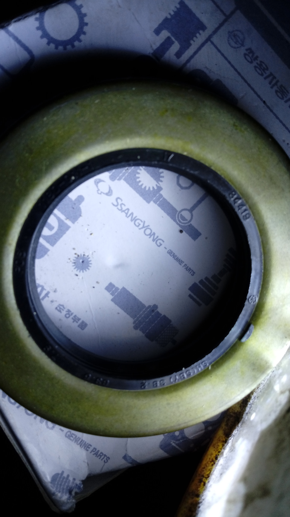 4242605000 сальник полуоси внутренний — SsangYong Actyon (1G). Запчасти на фото: 4242605000