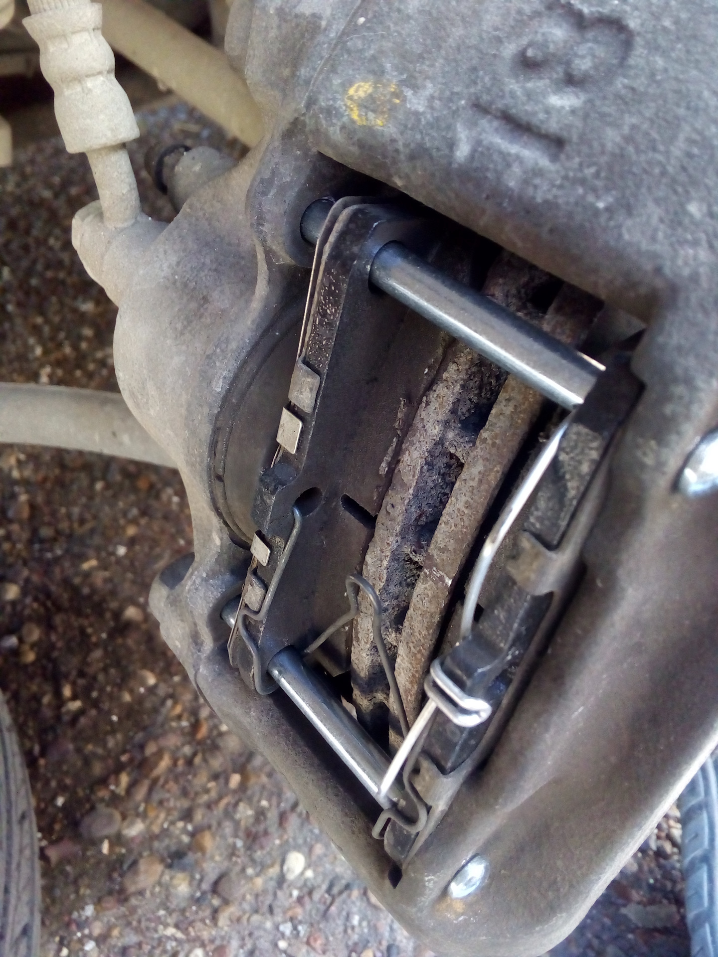 Замена задних колодок - Mazda Demio (2G), 1,5 л, 2004 года плановое ТО DRIVE2