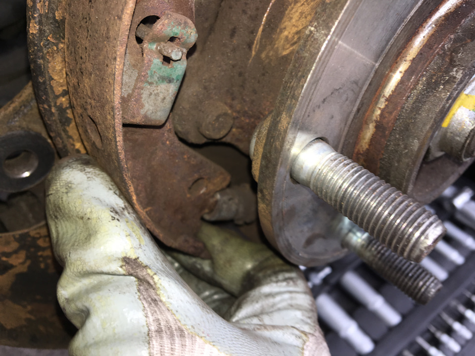 сняв пружину, раздвигаем немного колодки, чтобы освободить бочонок! — KIA Sorento (2G)