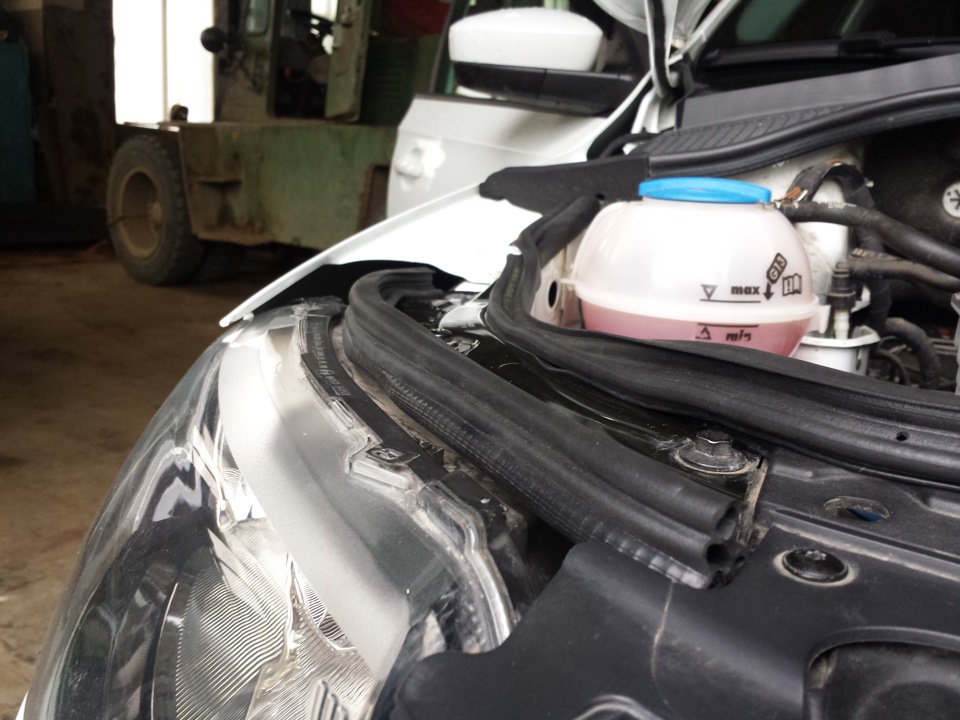 Уплотнитель капота a6 c7. Уплотнитель капота шкода. Уплотняем капот кодиак. Skoda rapid уплотнитель капота. Резинки капота skoda rapid.