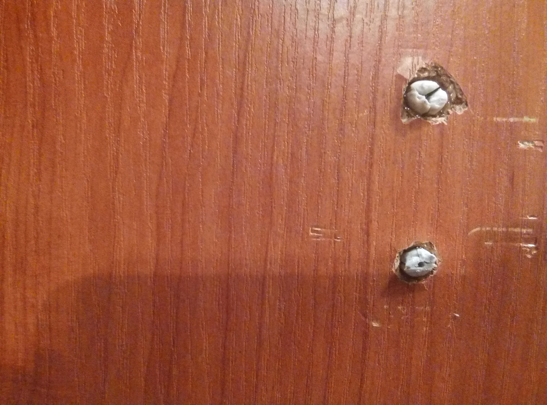 Починить петли на дверце шкафа дсп