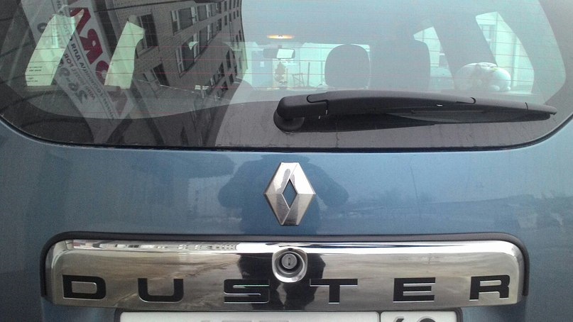 Накладка задней двери дастер. Renault Duster накладка крышки багажника 2014 года. Уплотнитель накладки крышки багажника Duster. Хромированная накладка багажника Дастер 2. Renault Duster 2014 артикул накладки крышки багажника.
