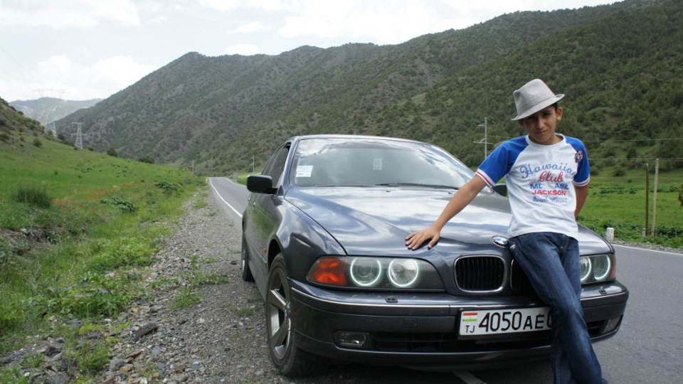 Таджик привез две машины