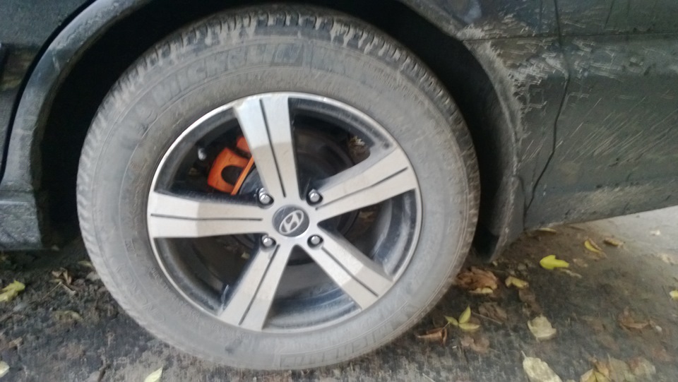 замена задних колодок — Hyundai Sonata IV (EF), 2 л, 2006 года | своими ...