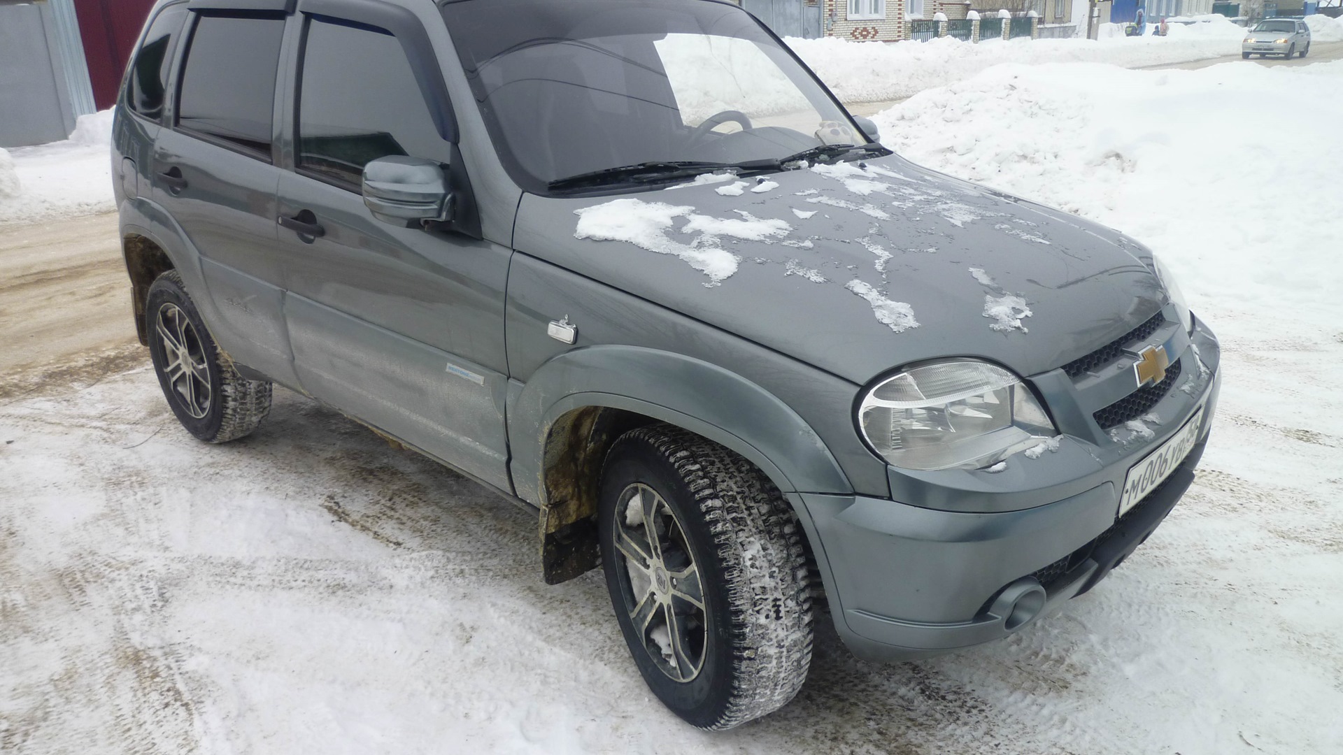 Авито набережные запчасти. Chevrolet Niva 2005 вишнёвая.