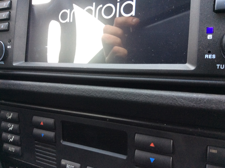 Щель ~5мм. Времени играться с унылыми китайскими крепежами не было, буду переделывать по возвращении. — BMW 5 series (E39)