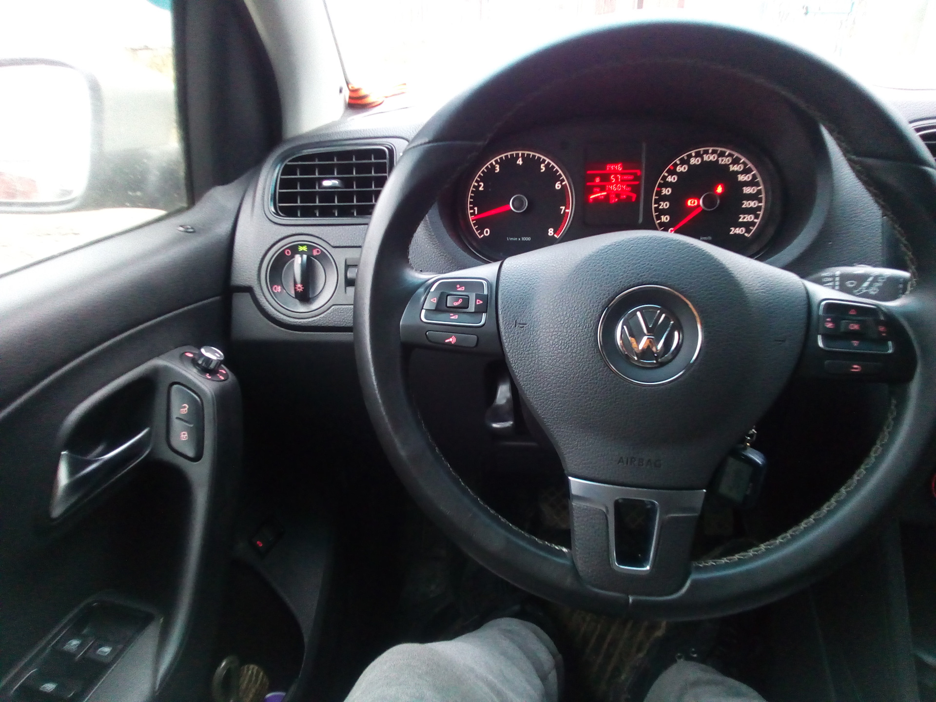 Volkswagen polo зеркала. Джойстик зеркал Фольксваген поло седан. VW Polo v регулировка зеркал. Джойстик на WV поло седан. Регулировка зеркал поло седан.