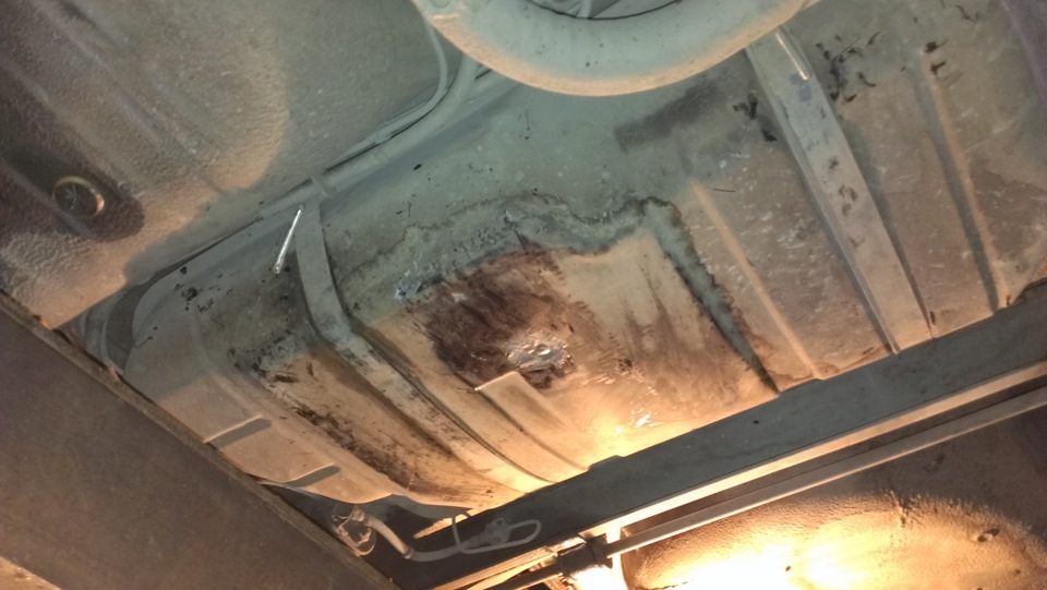 Железо дно нивы. Топливный бак suzuki grand vitara xl-7. Днище топливного бака. Днище топливного бака. Крепеж защиты днища мазда сх-5.