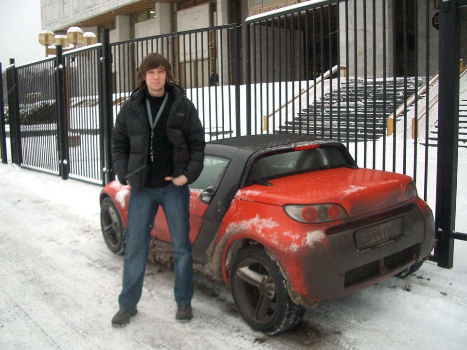 Smart Roadster рядом с человеком