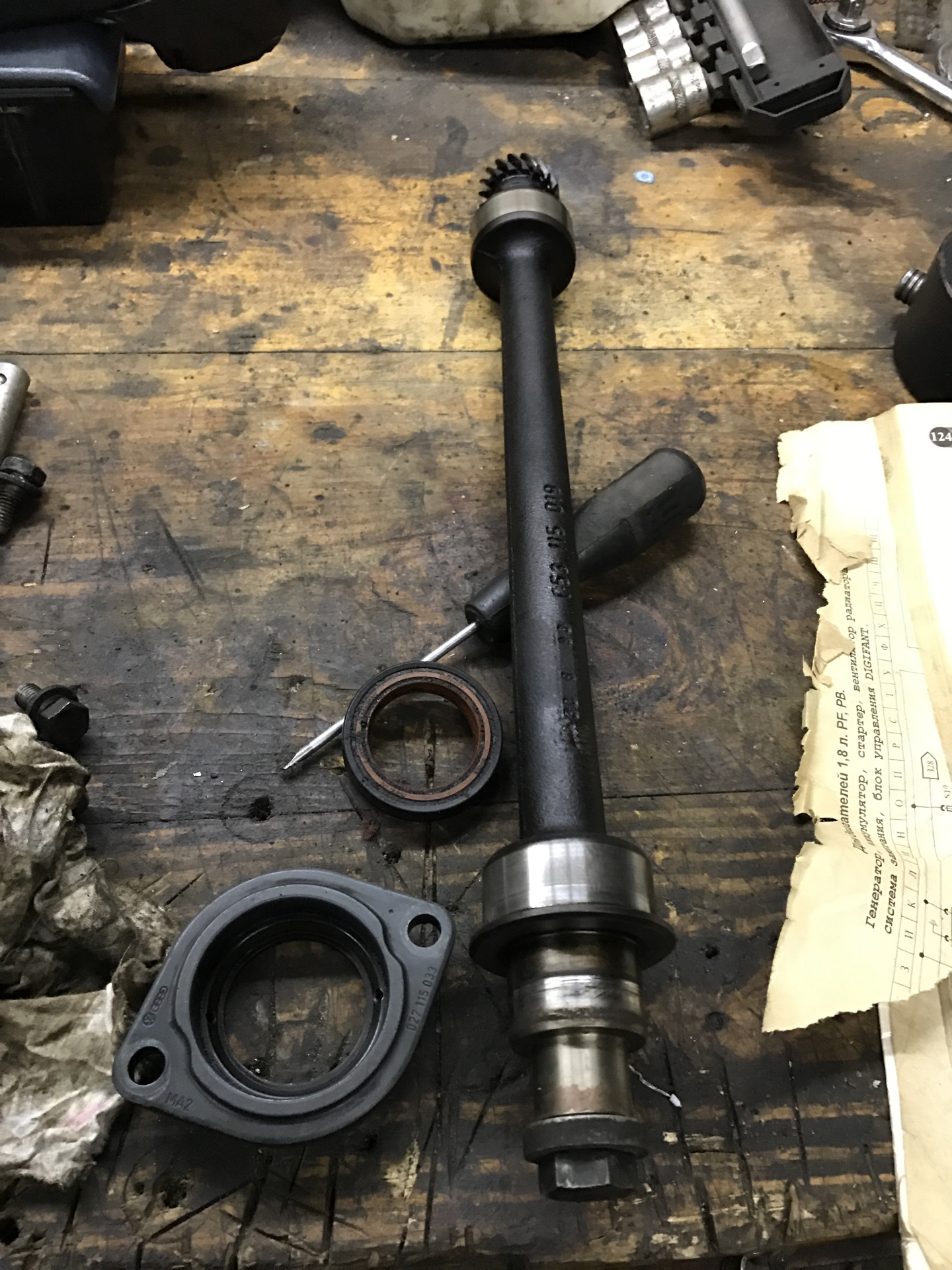 промвал пассат б3. вкладыши промежуточного вала пассат 1. промвал ауди 80 б3. промежуточный вал ауди 80. втулк промвал пассат б3 1.