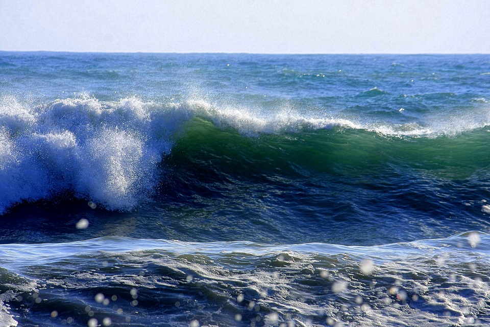 Океан волны шум. Морской Прибой Анапа. Ситжес волны морской Прибой. Море шумит. Море волны шум прибоя.