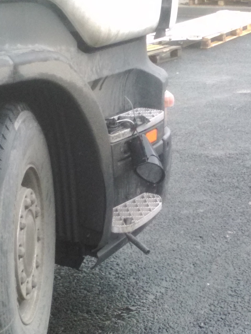 Туфли на подножке грузовика
