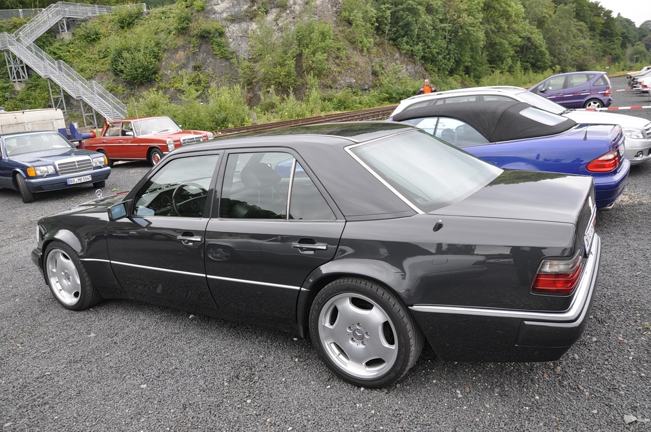 Mercedes Benz e class w124 синий