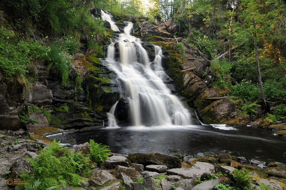 Равнинный водопад в Карелии