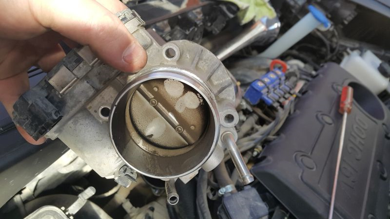 Старый фильтр — Грязная дроссельная заслонка — Hyundai ix35, 2 л, 2012 ...