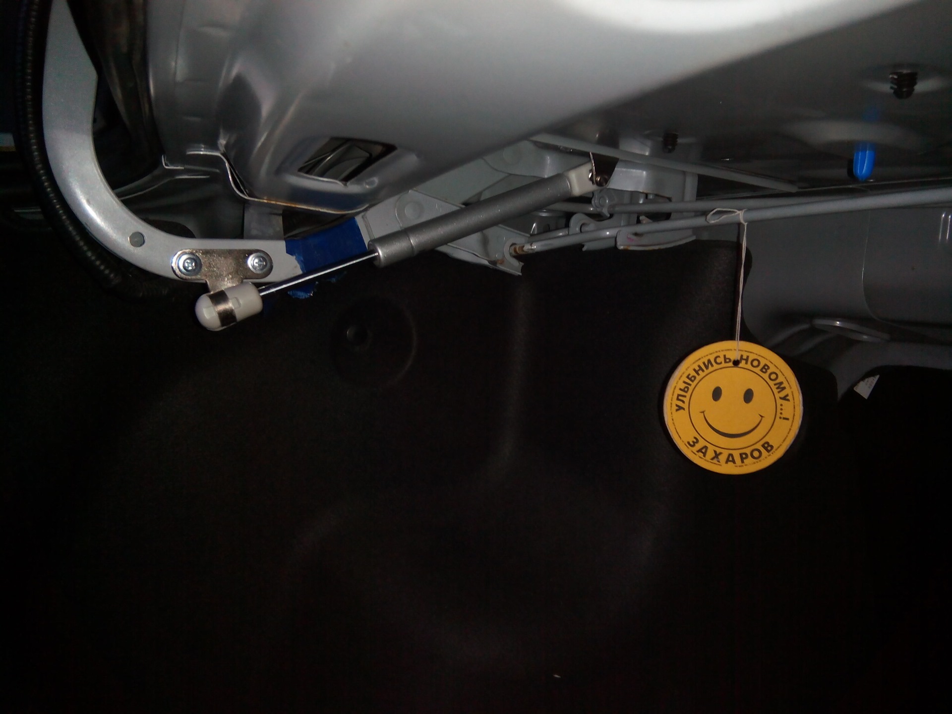 Замок открытия багажника шевроле авео т300. Пружина багажника шевроле авео т300. Пружина открывания багажника авео т300. Как открыть багажник шевроле авео. Багажник шевроле авео т250 седан.