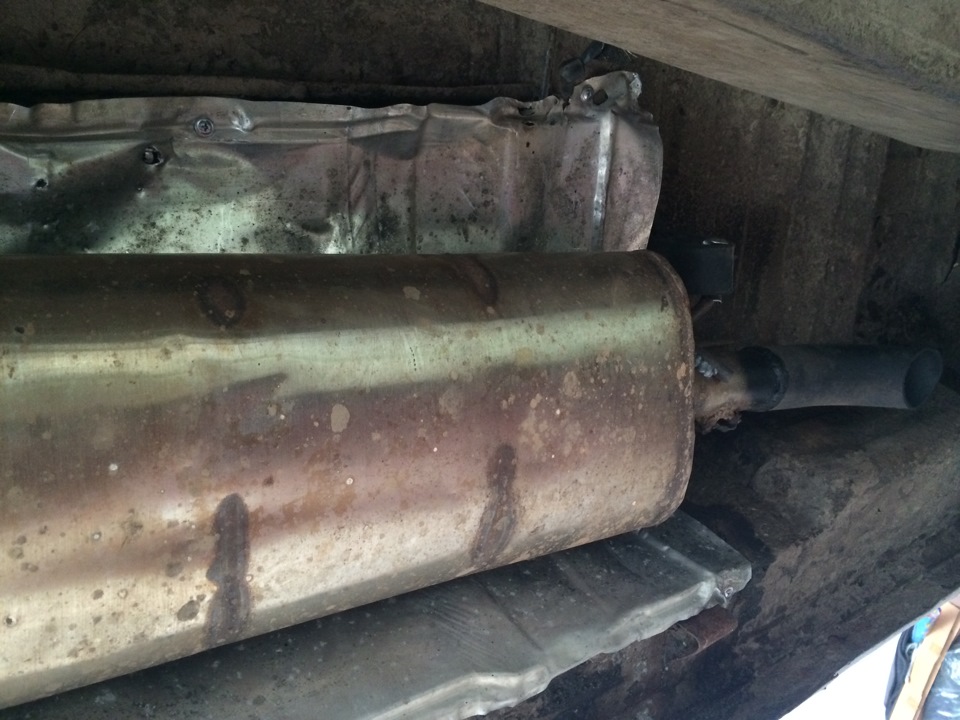 Печка от икаруса водяная. Ниссан тиида тепловой экран глушителя. Глушитель нейтрализатор камаз евро 5. Катализатор камаз 6520 евро 4. Выхлоп под баком камаз.