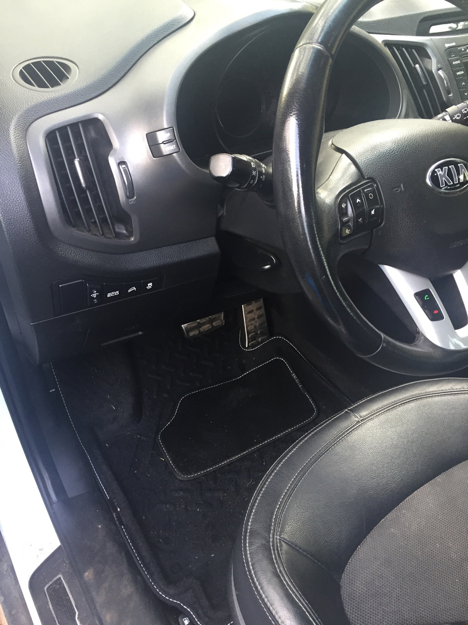 Замена ковриков у беляшика — KIA Sportage (3G), 2 л, 2013 года ...