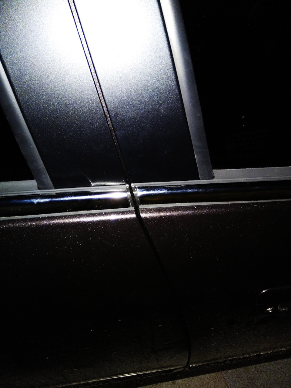 Стык, сложно ровно установить. Молдинги ровные, а линия окна овальная. — Ravon R2